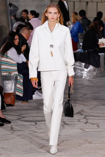 Look 24